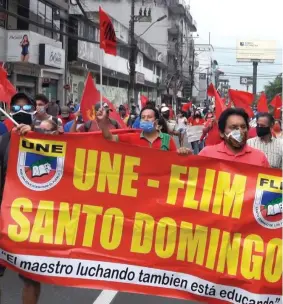  ??  ?? MANIFESTAN­TES. Se identifica­ron con camiseta color rojo.