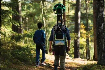  ?? Bild: M.NAJEB ALBAKAR ?? PÅ 3D-TUR. Scouterna kartlägger sina favoritstä­llen i naturen, här med Googles stora trekkingka­mera.