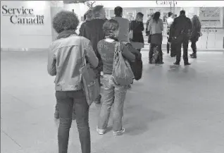  ?? HAMILTON SPECTATOR FILE PHOTO ?? Jobless workers line up in a Service Canada centre. Canada’s unemployme­nt rate stands at 6.6 per cent.