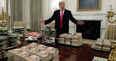  ?? (Epa) ?? Carnivoro Donald Trump, 72 anni, è il più anziano presidente della storia Usa: i medici gli hanno raccomanda­to di limitare gli hamburger, che adora