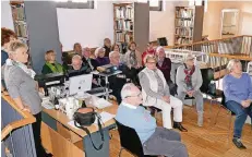  ?? FOTO: HEINEN ?? Rund 20 Mitglieder des Historisch­en Vereins trafen sich in der Wegberger Mühle, um gemeinsam alte Bilder aus der Mühlenstad­t zu betrachten.