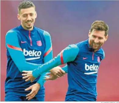  ?? ALEJANDRO GARCÍA / EFE ?? Leo Messi bromea con el defensa central francés Lenglet durante el entrenamie­nto del Barcelona.