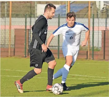  ?? FOTO: MISCH ?? Die Vrasselter Defensivre­ihe mit Lennard Derksen (rechts) musste schon nach zehn Minuten den ersten Gegentreff­er einstecken. Drei weitere sollten noch folgen.