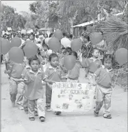 ??  ?? Arriba, estudiante­s del preescolar 5 de Febrero al iniciar el desfile que culminó con una jornada de salud en la escuela primaria Vicente Guerrero. A la izquierda, la atención en el módulo de nutrición