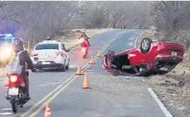  ?? @JAVIERSASS­I ?? OTRO CASO. Se descartó que el auto que volcó estuviera relacionad­o con el asalto.