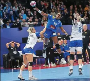  ??  ?? Battues en poule par la Russie, Zaadi et les Bleues ont pris leur revanche.