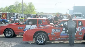  ?? BERND FRANKE/POSTMEDIA NEWS ?? Hoosier Stock driver Jim Lampman hauled both of his race cars to Merrittvil­le Speedway on Saturday, one for him and one for son Donny who was making his debut in the 8-cylinder class as a 13-year-old.