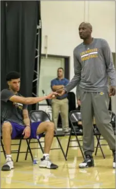  ?? DAMIAN DOVARGANES — THE ASSOCIATED PRESS ?? UCLA guard Lonzo Ball, left, greets the Lakers’ Lamar Odom Wednesday during a pre-draft workout with the team in El Segundo, Calif.