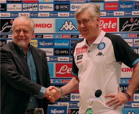  ?? LIVERANI ?? Da sinistra il presidente del Napoli, Aurelio De Laurentiis, 69 anni, e il nuovo allenatore degli azzurri, Carlo Ancelotti, 59