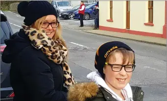  ??  ?? Helena Prendergas­t with her son Jody waiting for the hunt to start at their local village on Sunday. Photo Moss Joe Browne.