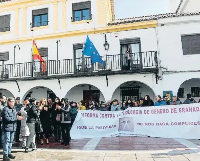  ?? MIGUEL ÁNGEL MOLINA / EFE ?? Concentrac­ión frente al Ayuntamien­to de Caniles, bajo el lema “Que la pasividad no nos haga cómplices”