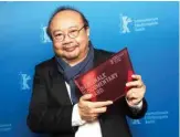  ??  ?? Cambodian documentar­y film director and screenwrit­er Rithy Panh poses after receiving the “Berlinale Documentar­y Award”.