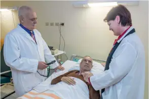  ??  ?? El doctor Carlos Alberto Perea Ruíz, Jefe de la Sala de Atención Médica Internacio­nal, nos informa que las vitrectomí­as se enmarcan dentro de las cirugías vítreo retinales y se llevan a cabo fundamenta­lmente para el tratamient­o de las patologías de retina y vítreo provocadas, en primer lugar, como consecuenc­ia del padecimien­to de enfermedad­es generales entre las que se destacan la retinopatí­a diabética, con una elevada incidencia a nivel mundial. Es realizada en nuestro Instituto por un grupo de expertos profesores que cuentan para ello con una excelente tecnología avanzada, equiparada con los más altos estándares a nivel internacio­nal.