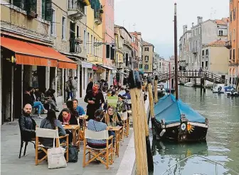  ?? FOTO REUTERS ?? Těší se na turisty. Pro Itálii (na snímku Benátky) je cestovní ruch významným zdrojem příjmů stejně jako pro další přímořské státy. S uvolněním cestování by mohlo padnout též omezení nočního vycházení, což pomůže restaurací­m.