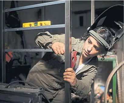  ?? FOTOGRAFÍA­S PEDRO CASTILLO ?? JESSICA. Viniendo de la escultura, luego se dedicó a la construcci­ón de portones, rejas y escaleras de hierro para viviendas.