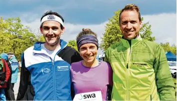  ?? Foto: Siegfried Kerpf ?? Das strahlende Trio, das auf der Halbmarath­on Strecke durch den Siebentisc­hwald überzeugte (v. l.): Andrew McLeod und Elisa beth Fladerer von der TG Viktoria Augsburg sowie Tobias Gröbl (LG Zusam).