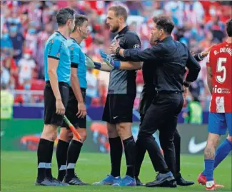  ??  ?? Oblak se dirige al árbitro y Simeone intenta separarle.
todo, aún no es el de su primera etapa en el club madrileño. Cuando fue cambiado la afición le aplaudió.