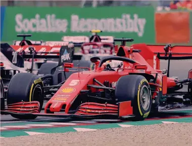  ?? EPA ?? A novembre La Ferrari di Sebastian Vettel ruota a ruota con la Haas di Kevin Magnussen nelle prime fasi del GP dell’Emilia Romagna dell’1 novembre 2020 che ha segnato il ritorno di Imola nel Mondiale di F.1 per la prima volta dal 2006