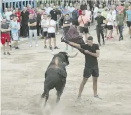  ?? M. Á. SÁNCHEZ ?? Un joven recorta en la plaza al toro de la ganadería de Domínguez Camacho.