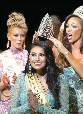  ?? REUTERS/VASILY FEDOSENKO ?? TERPILIH: Ashley Burnham saat dinobatkan sebagai Mrs Universe 2015 di Minsk, Belarus, kemarin.