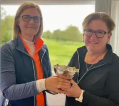  ?? ?? Heather Hardy collects the Mccormick Trophy from Canterbury GC ladies’ vice-captain Jen Rutherford (left)