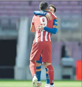  ?? FOTO: MONTILLA ?? Luis Suárez y Leo Messi se abrazaron antes del partido entre el Barça y el Atlético