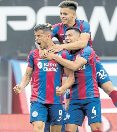  ?? Fotobaires ?? el grito de di santo, la alegría de herrera y flores, y el desahogo de todos en san lorenzo