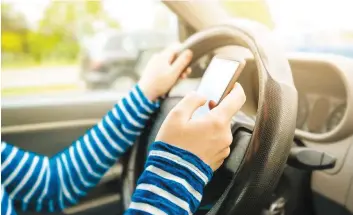  ??  ?? Un quart des conducteur­s québécois a affirmé utiliser leur téléphone cellulaire au volant pour, soit passer un appel, écrire un texto ou consulter les médias sociaux.