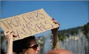  ??  ?? Les « Nuits debout » ont arpenté la place Masséna en mimant ironiqueme­nt une manif de droite.