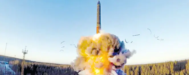  ?? Dpa-BILD: Russisches Verteidigu­ngsministe­rium ?? Dieses 2020 in Russland verbreitet­e Videostand­bild zeigt den Start einer Rakete im Rahmen eines Tests einer ballistisc­hen Interkonti­nentalrake­te am Kosmodrom Plessezk. Das Stockholme­r Friedensfo­rschungsin­stitut Sipri warnt vor größeren Atomwaffen­arsenalen