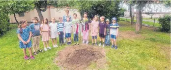  ?? FOTO: ST. ELISABETH-STIFTUNG ?? Eine Hängekätzc­henweide als Gruß an die Hospizgäst­e im Pfarrgarte­n von St. Martinus. Das Foto zeigt die Pflanzakti­on der Kinder mit Hospizleit­erin Gabriele Zügn (rechts) und Gemeindere­ferentin Michaela Wohnhas (hinten).