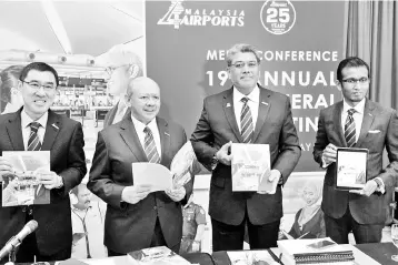  ??  ?? Syed Anwar (second left) is seen with Badlisham (second right) at Malaysia Airports’ 19th AGM.