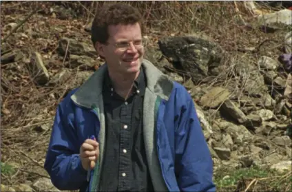 ?? AP PHOTO/VADIM GHIRDA ?? This 1996 file photo shows David Rohde, then of The Christian Science Monitor, at a mass grave site in Kravice, Bosnia. Rohde, reporting for the New York Times, and two other men were kidnapped at gunpoint in Afghanista­n in 2008.