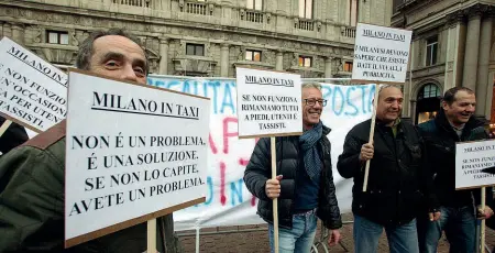  ?? Foto Gerace) ?? I cartelli La protesta per chiedere il rilancio del numero unico comunale 02/7777 ieri pomeriggio davanti a Palazzo Marino (