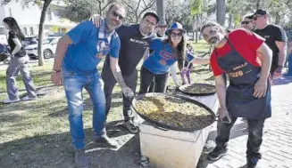  ?? ?? Los más ‘cocinitas’ se congregaro­n bien pronto para empezar a preparar la comida, de la que luego dieron buena cuenta cientos de personas, degustando exquisitos arroces.