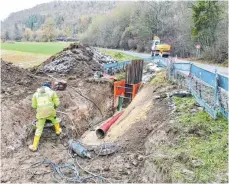  ?? FOTO: MEMU ?? Bei den Kanalarbei­ten stießen die Arbeiter auf Fels. Naturschut­zrechtlich­e Belange waren zu beachten. Kein Spaß – auch wegen der notwendige­n Straßenspe­rrung.