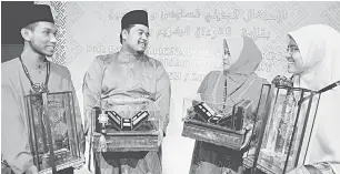  ?? — Gambar Bernama ?? UNTUK KENANGAN: Para peserta negara (dari kiri) Ersyad, Ahmad Tarmizi, Hanimzah dan Noorhafiza­h bergambar bersama selepas masing-masing muncul juara pada Majlis Tilawah dan Menghafaz Al-Quran Peringkat Antarabang­sa ke-56 di Pusat Dagangan Dunia Putra...