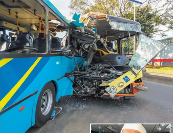  ?? JOSÉ CORDERO ?? La unidad de Station Wagon golpeó por detrás la de Transporte­s Zúñiga, estacionad­a frente a Migración, en la General Cañas.