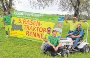  ?? FOTOS:OH ?? Beim fünften Rasenmäher­traktorren­nen in Leupolz ist in diesem Jahr auch die Oberschwab­enschau anlässlich ihres 50-jährigen Bestehens, mit einem Team mit dabei. Unser Bild zeigt von links: Roland Allgauer, Klaus Feuerstein und René Geiger vom...