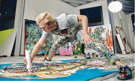  ?? Foto: Adrian Bedoy ?? Der Künstler Leon Löwentraut in seinem Atelier: Auf Social‰Media hat er ein riesiges Publikum um sich geschart.