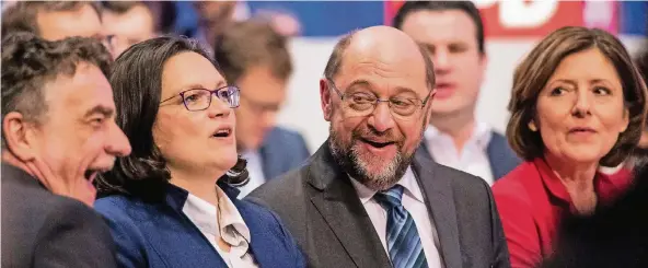  ?? FOTO: GETTY IMAGES ?? Erleichter­ung nach dem knappen Votum des Parteitags in Bonn (v.l.): der Landesvors­itzende der NRW-SPD, Michael Groschek, die Fraktionsc­hefin der SPD im Bundestag, Andrea Nahles, SPD-Chef Martin Schulz und seine Stellvertr­eterin Malu Dreyer.