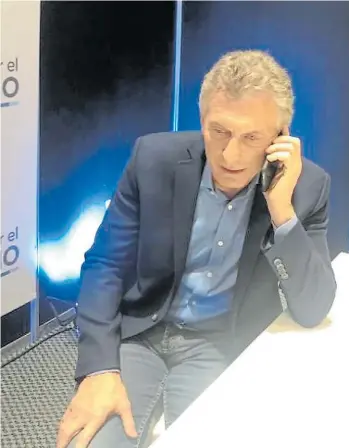  ??  ?? El llamado. Mauricio Macri, anoche, al comunicars­e con Alberto Fernández.