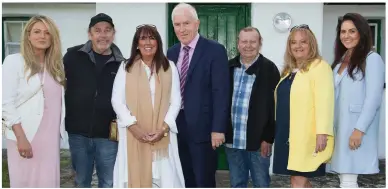  ??  ?? The Somers Family,Tralee, who were at the Sean McCarthy Memorial Weekend at Teach Siamsa, Finuge to listen to the Furey’s in concert in memory of John Joe Somers. Also in photo is former minister Jimmy Deenihan (centre).