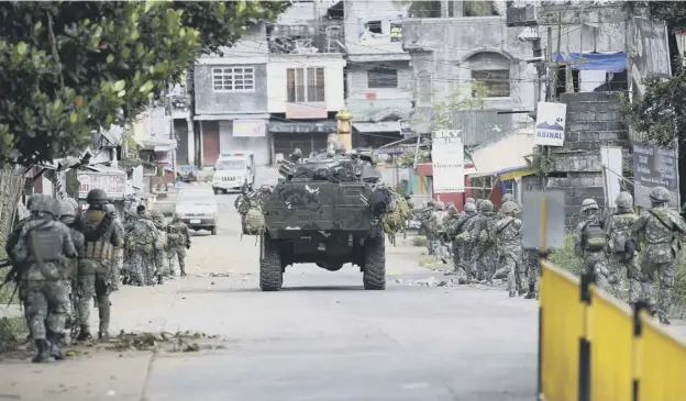  ?? PICTURE: AP ?? 0 Philippine marines walk to the frontline in the continuing assaults to retake control of some areas of Marawi city