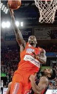  ?? Foto: Horst Hörger ?? Der nachverpfl­ichtete Casey Prather (am Ball) lieferte im Ulmer Trikot ein gutes Heimdebüt ab.