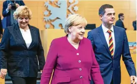  ?? FOTO: SASCHA FROMM ?? In Begleitung von Landtagspr­äsidentin Birgit Diezel und CDU-Landes- und Fraktionsc­hef Mike Mohring betritt Angela Merkel den Landtag.