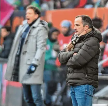  ?? Foto: Ulrich Wagner ?? Trainer Manuel Baum (rechts) ärgert sich über ein Urteil des DFB Sportgeric­hts. Für ihn stellt sich die Frage, wie sich er und seine Trainerkol­legen (im Hintergrun­d Hoffenheim­s Julian Nagelsmann) künftig am Spielfeldr­and verhalten sollen.