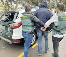  ?? GUARDIA CIVIL ?? Imagen de los agentes de la Guardia Civil durante la detención.