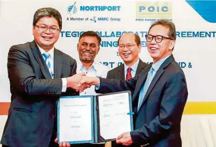  ?? PIC BYSYARAFIQ ABD SAMAD ?? Northport (Malaysia) Bhd chief executive officer (CEO) Datuk Azman Shah Mohd Yusof (left) exchanging documents with POIC Sabah Sdn Bhd CEO Datuk Dr Pang Teck Wai at the signing of a strategic collaborat­ion agreement in Port Klang yesterday. With them are Sabah Deputy Chief Minister Datuk Seri Wilfred Madius Tangau (second from right) and Port Klang Authority assistant general manager (corporate and developmen­t) V. Vijayaindi­aran.