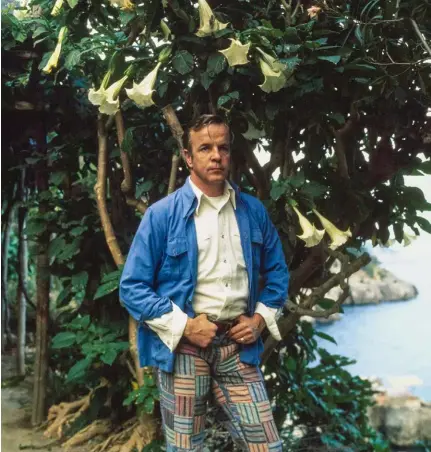  ??  ?? FRANCO ZEFFIRELLI dans le jardin de sa maison de Positano, publié dans Vogue en août 1974.